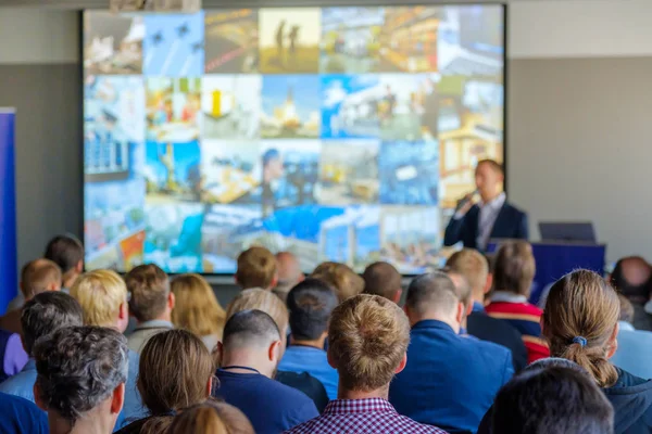 Publiek luistert naar de docent — Stockfoto