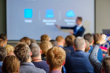 Seyirci hocayı dinler.