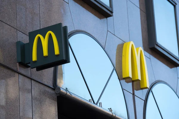 Логотип ресторана быстрого питания McDonalds на стене — стоковое фото