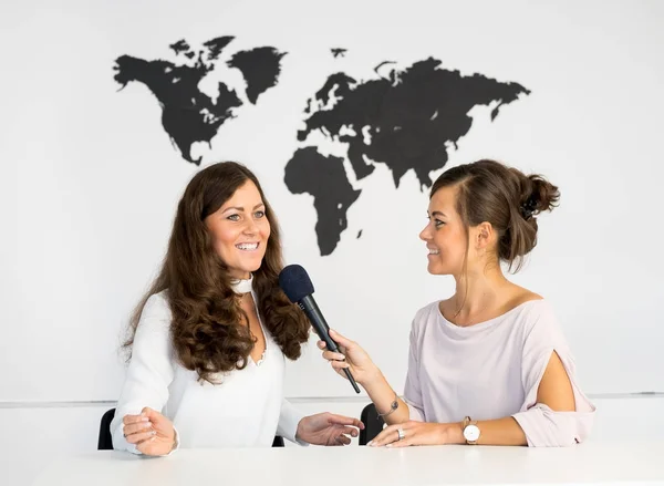 İki kız gazetecilere İkizler beyaz bir stüdyodan bildiriliyor — Stok fotoğraf