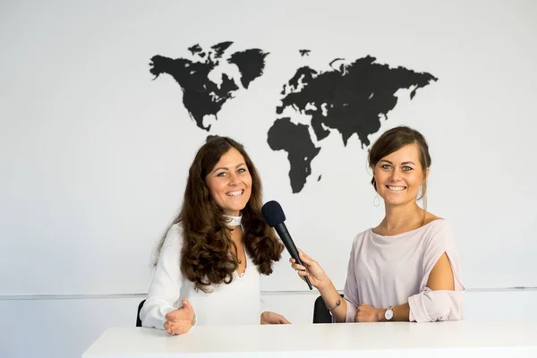 二人の女の子レポーター双子白スタジオから報告しています。 — ストック写真
