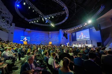 İnsanlar açık yenilikler 2017 forum katılmak