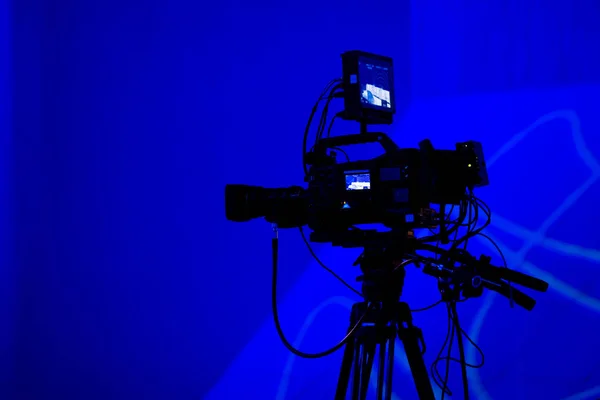 Professionele tv camera silhouet — Stockfoto