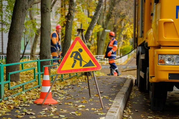 Les travailleurs effectuent des travaux de réparation de conduites d'eau — Photo