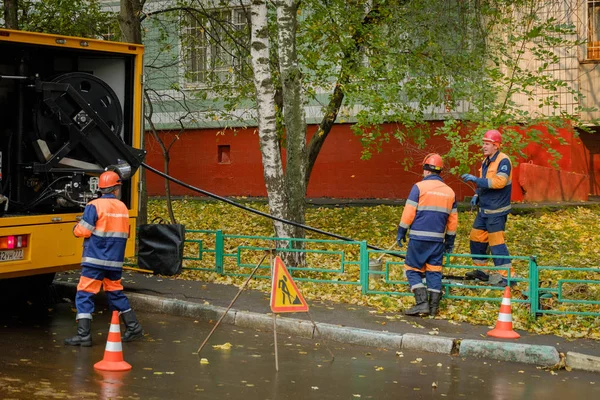 Arbeiter führen Reparaturarbeiten an Wasserleitungen in der Straße durch — Stockfoto