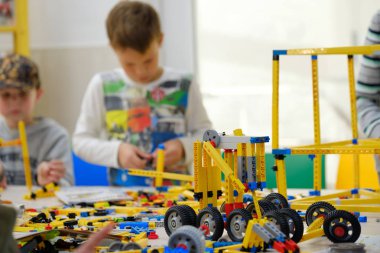 Çocuk bir Oluşturucu kiti ile çalış