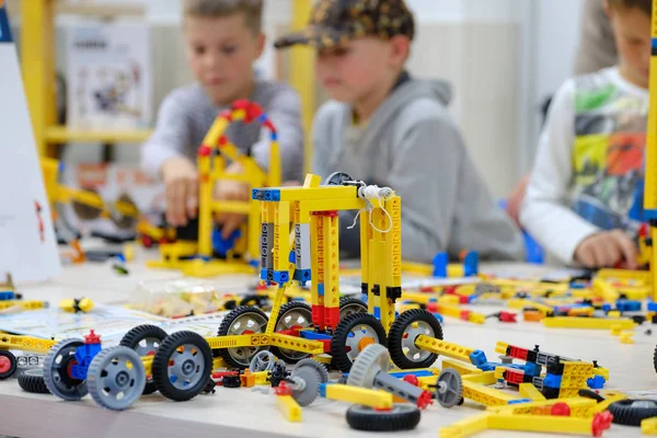 Niño pequeño en una construcción de reparación de coches — Foto de