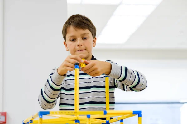 Child plays with a builder kit — Stock Photo, Image