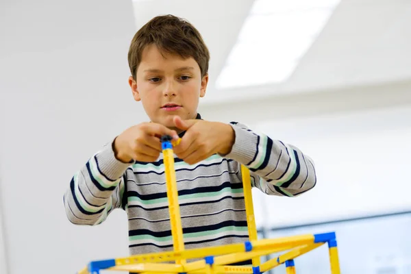 Enfant joue avec un kit constructeur — Photo