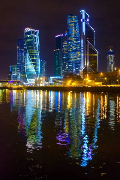 Moscú torres de la ciudad por la noche — Foto de Stock