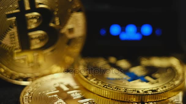Makro hareketli odak Bitcoin altın paralar — Stok video