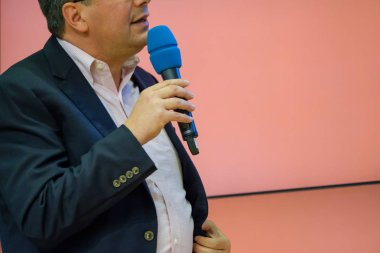 Bir toplantısında konuşan adam