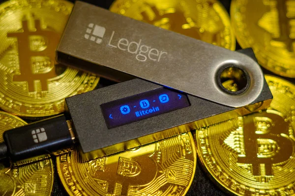 Billetera fría cripto Libro mayor Nano S acostado en monedas de oro bitcoin —  Fotos de Stock