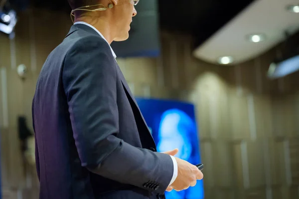 Un uomo che parla ad una conferenza — Foto Stock