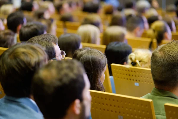 Il pubblico ascolta il docente — Foto Stock