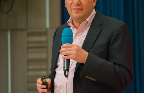 Homme parlant lors d'une conférence — Photo
