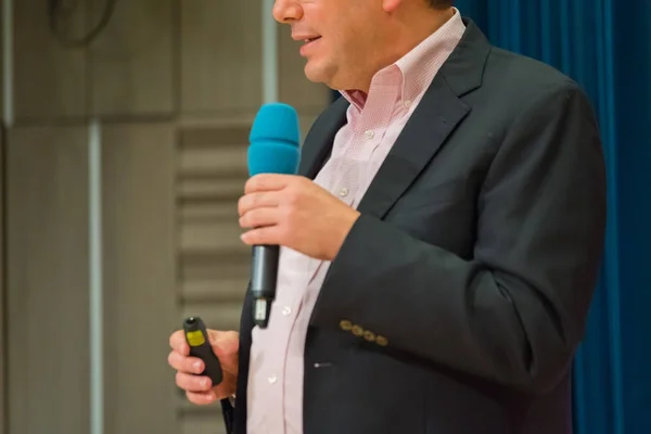 Homme parlant lors d'une conférence — Photo