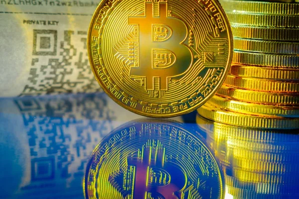 Bitcoin moedas de ouro e recibo de papel — Fotografia de Stock