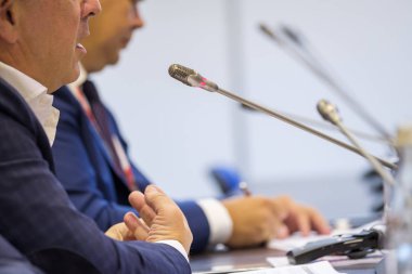 Toplantısında konuşan adam