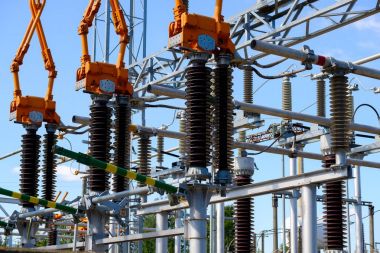 İzolatörler ve Transformatörler, elektrik alt istasyonlar.