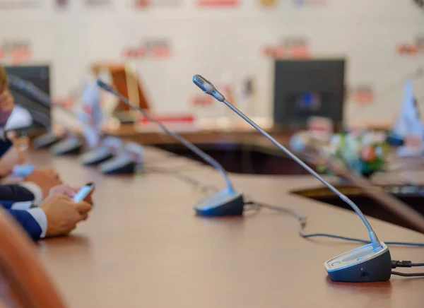Micrófonos de mesa en la sala de conferencias — Foto de Stock