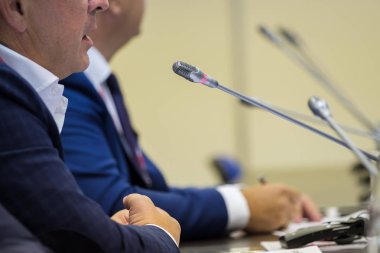 Toplantısında konuşan adam