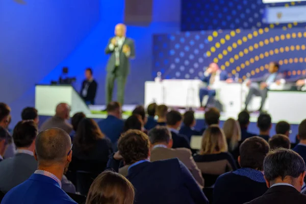 El público escucha al conferenciante — Foto de Stock