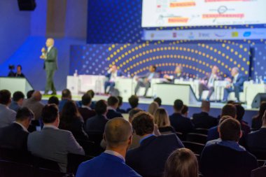 Seyirci hocayı dinler.