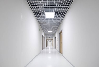 uzun beyaz boş koridor