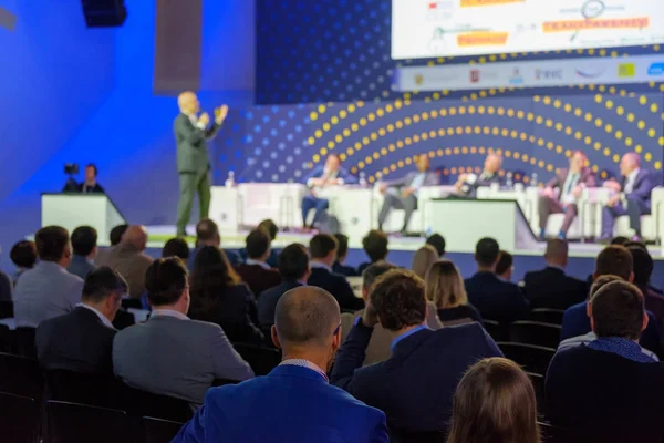 El público escucha al conferenciante — Foto de Stock