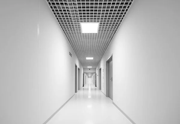 Довгий білий порожній коридор — стокове фото