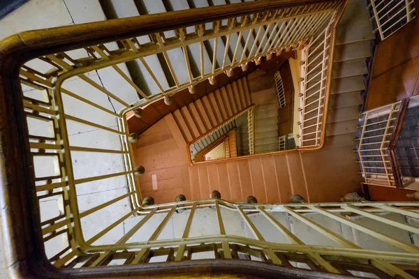 Eski ev üzerinde döner merdiven — Stok fotoğraf