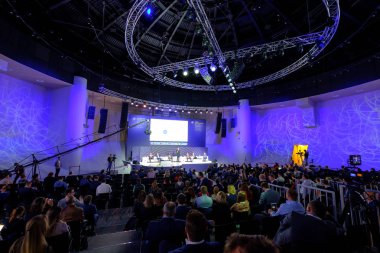 Seyirci hocayı dinler.