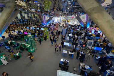 İnsanlar açık yenilikler 2017 forum katılmak