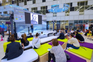 İnsanlar açık yenilikler 2017 forum katılmak