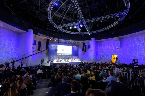 Seyirci hocayı dinler.