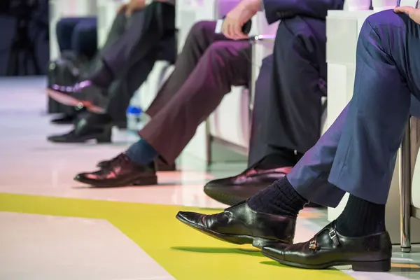 Взуття для спікерів на конференції — стокове фото