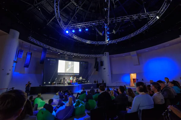 Audiencia animando a los músicos en el festival de música — Foto de Stock