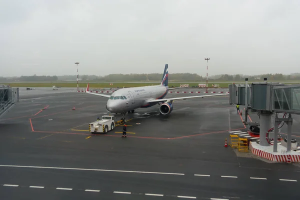 Carro reboque move avião Aeroflot no aeroporto Khrabrovo — Fotografia de Stock