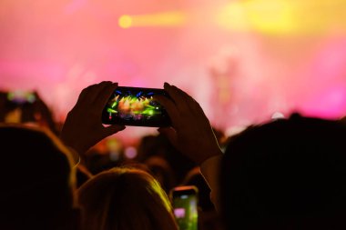 Konser ziyaretçi video çekimleri