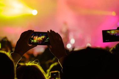 Konser ziyaretçi video çekimleri