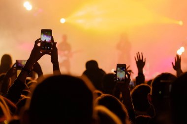 Konser ziyaretçi video çekimleri