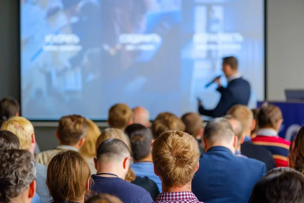 Publiken lyssnar på föreläsaren — Stockfoto