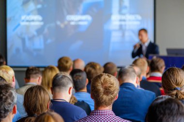 Seyirci hocayı dinler.