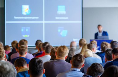 Seyirci hocayı dinler.