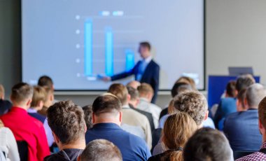 Seyirci hocayı dinler.