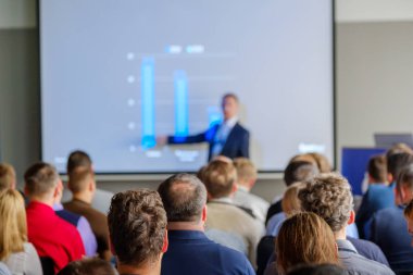 Seyirci hocayı dinler.