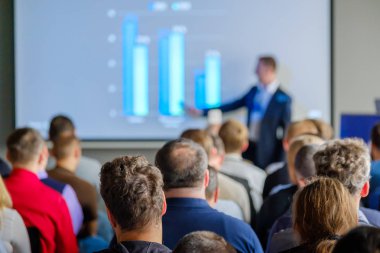 Seyirci hocayı dinler.