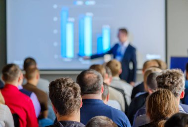 Seyirci hocayı dinler.