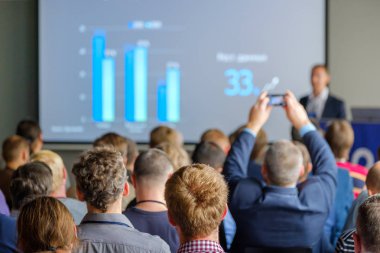 Seyirci hocayı dinler.